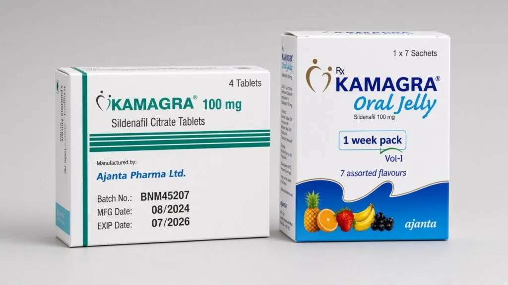 Boîtes originales de Kamagra 100 mg (comprimés, Ajanta Pharma) et de Kamagra Oral Jelly 1 week pack (gelée, Ajanta Pharma) placées côte à côte sur fond neutre
