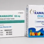 Boîtes originales de Kamagra 100 mg (comprimés, Ajanta Pharma) et de Kamagra Oral Jelly 1 week pack (gelée, Ajanta Pharma) placées côte à côte sur fond neutre